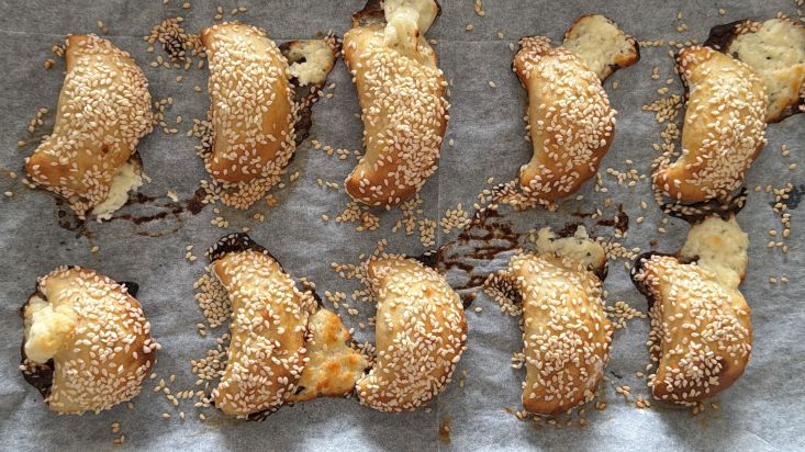 בוריקיטס מבצק יוגורט בתבנית אפייה מוכנים לאחר אפייה.