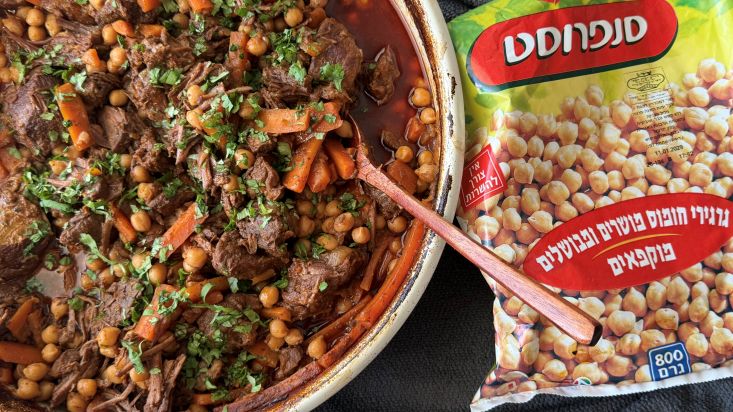 בשר מפורק עם גזר וגרגירי חומוס סיר, לצד אריזת גרגירי חומוס של סנפרוסט.