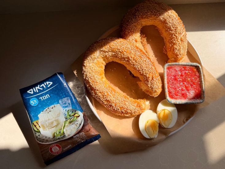 זיוות גבינות מבצק של מלאווח, לצד ביצה קשה, רסק עגבניות וגבינת חמד.
