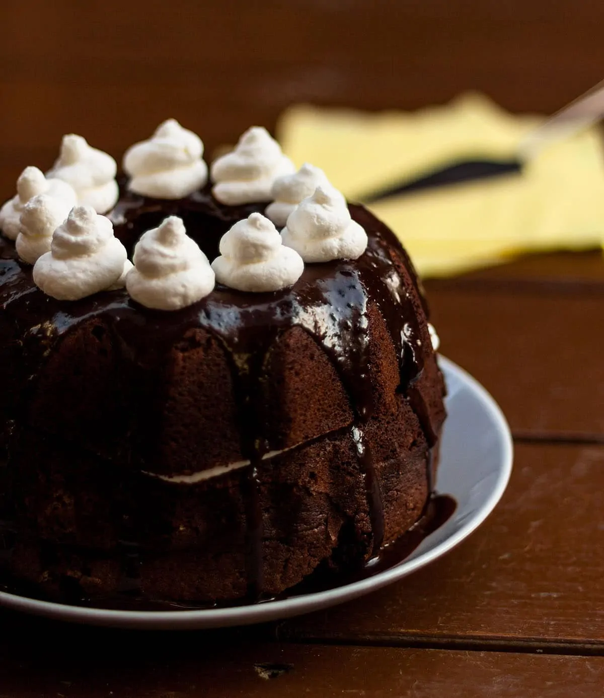 עוגת שוקולד בציפוי גנאש שוקולד וקצפת