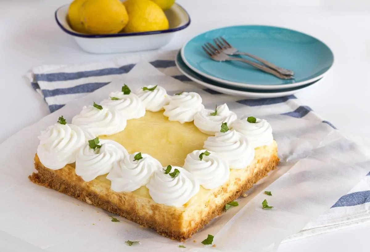 עוגת גבינה עם קרם לימון וקצפת
