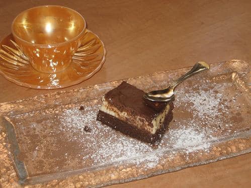 עוגת שוקולד ללא קמח, עם קרם וניל ונס קפה