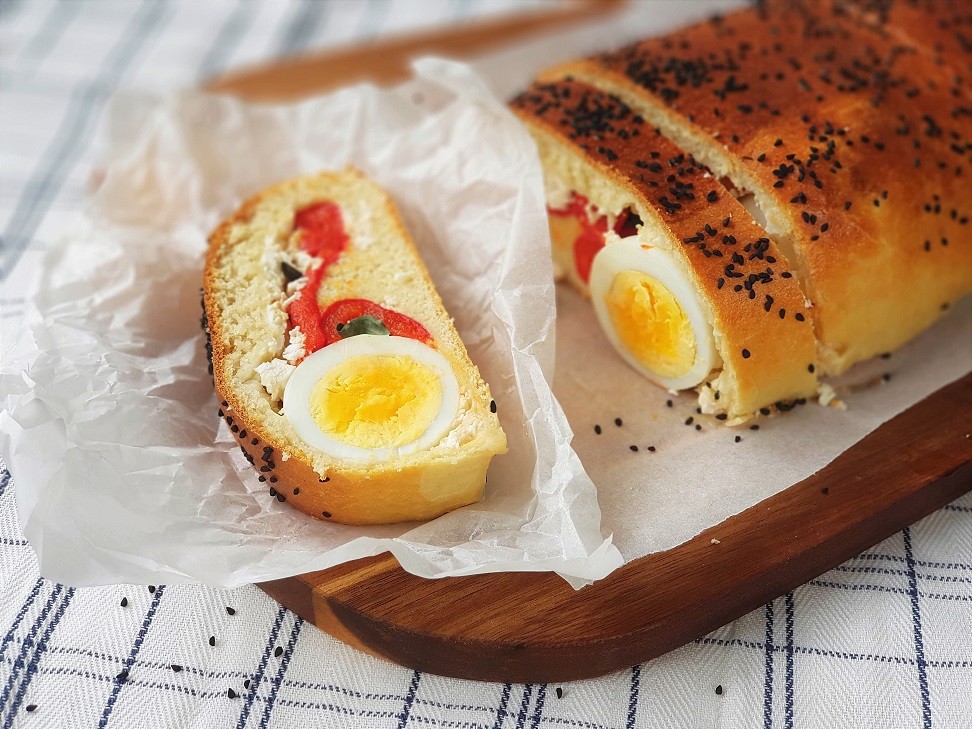 לחם-ארוחה במילוי פטה, פלפל קלוי וביצה