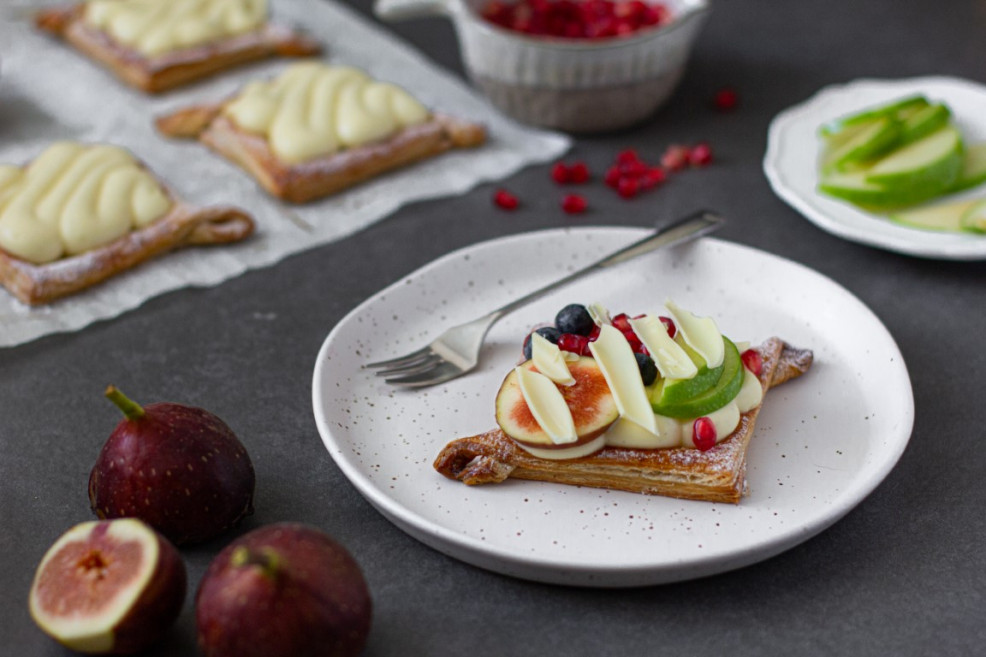'סוכות פרי' – מאפה עלים חגיגי במילוי קרם ופירות טריים עם סכך של שוקולד לבן