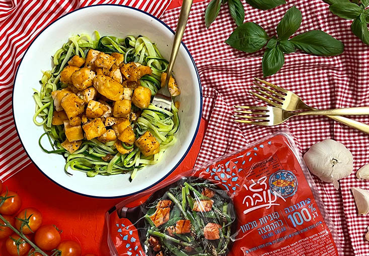 ספגטי זוקיני עם קוביות סלמון