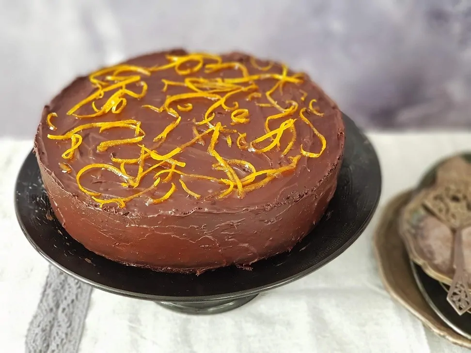 עוגת שוקולד-תפוז עם קרם שוקולד וקישוט קליפות תפוז