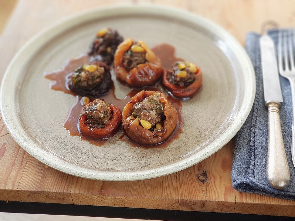 שזיפים, משמשים ותאנים ממולאים בשר, צנוברים ונענע