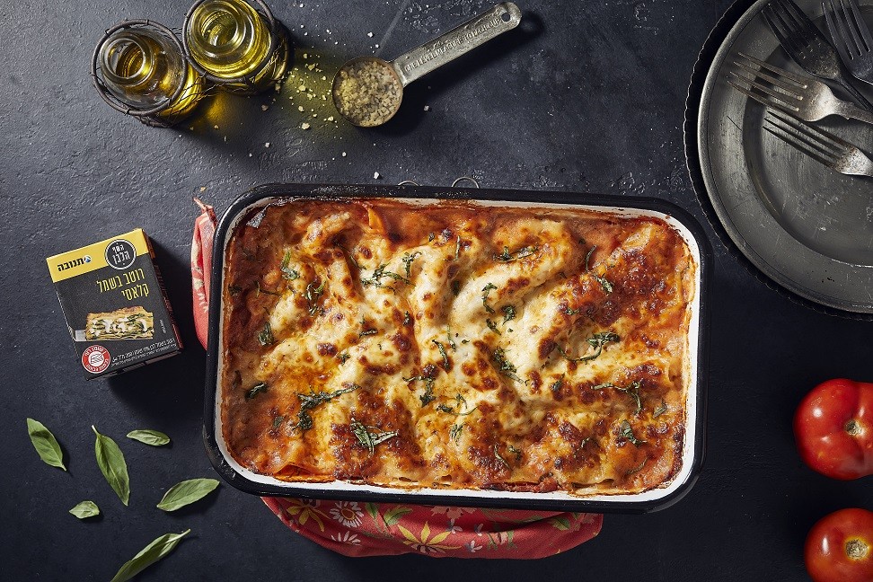 לזניה קלאסית עם בשמל, פתיתי מוצרלה, רוטב עגבניות ובזיליקום