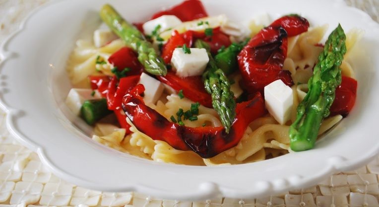 סלט פסטה עם אספרגוס, פלפלים קלויים, גבינה צפתית ועירית קצוצה