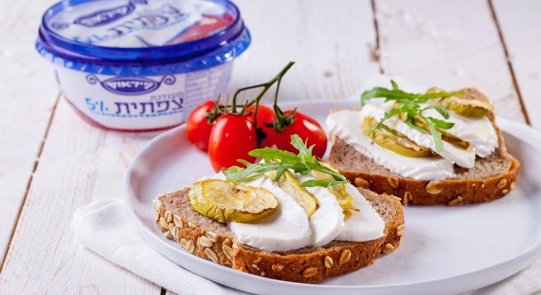 כריך דיאט: לחם שיפון קל, גבינה צפתית מעודנת, קישואים צרובים