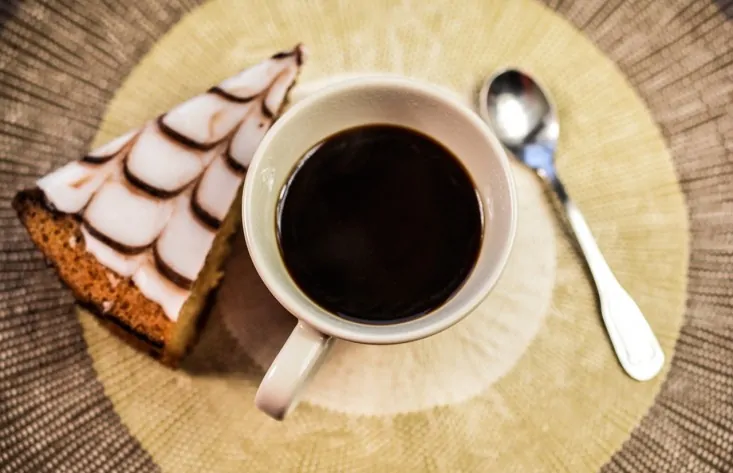 קפה ועוגה - או עוגה עם קפה?