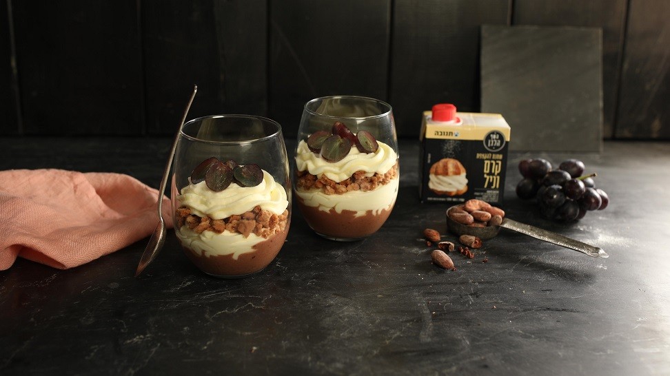 מוס עם פירות וקראמבל