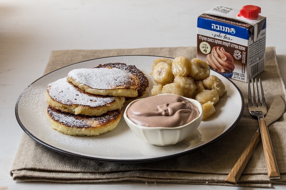 לביבות קוקוס עם בננות מקורמלות וקצפת שוקולד