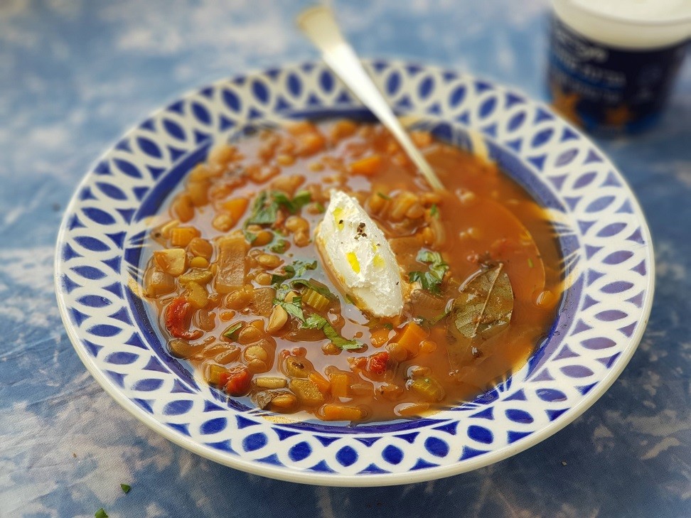 פייקס סופה - מרק עדשים עם קרם יוגורט עיזים