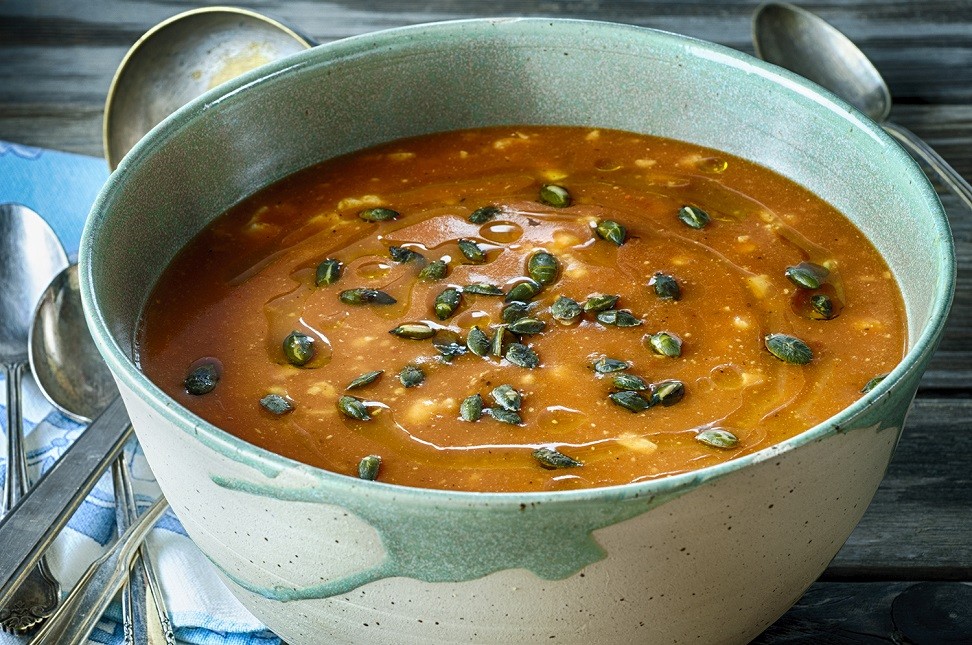 מרק פלפלים ותפוחי אדמה עם גבינה בולגרית