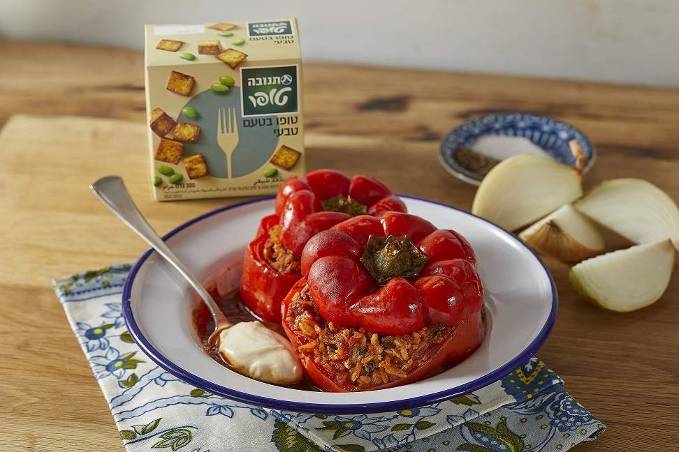 פלפלים ממולאים במלית אורז, שעועית וטופו