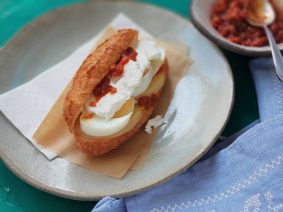 פריקסה במילוי גבינת פטה, תפוח אדמה, ביצה קשה וקצת חריף 