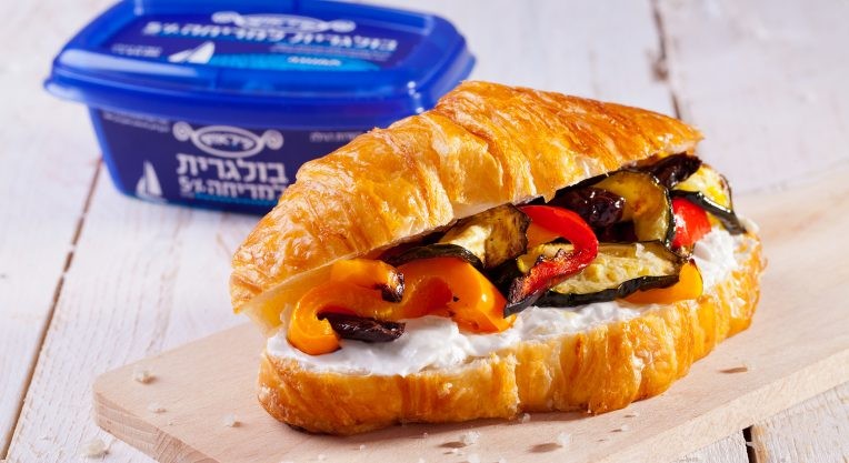 קרואסון ממולא גבינה בולגרית למריחה, זוקיני קלוי ופלפלים קלויים