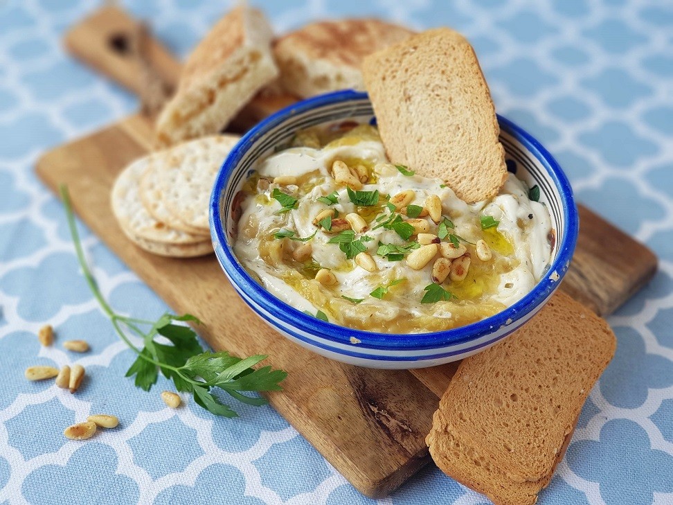 מטבל חציל קלוי וסויה בסגנון גבינה לבנה בטעם שום שמיר