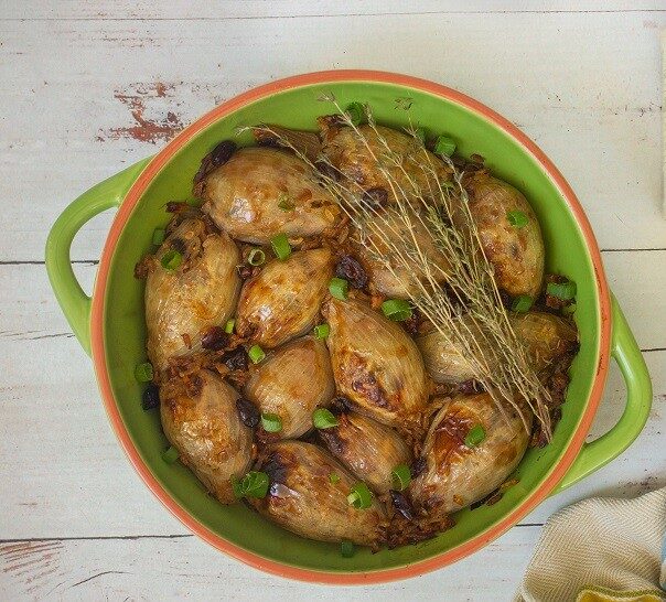 בצלים ממולאים בטופו, אורז ואגוזים