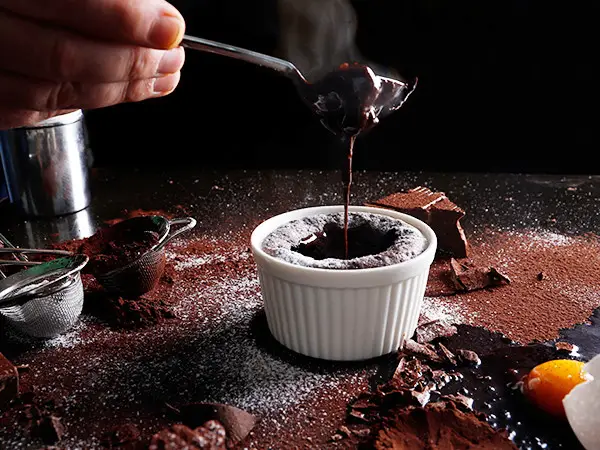 סופלה שוקולד חם ברוטב שוקולד כשר לפסח
