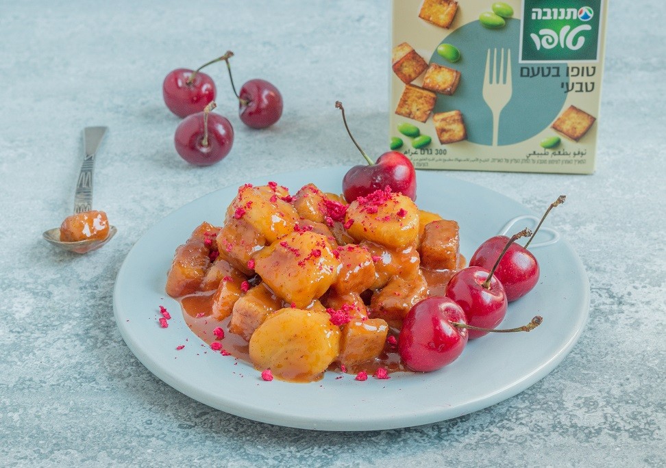 טופו מטוגן בציפוי קינמון פריך עם בננות צלויות ברוטב קרמל