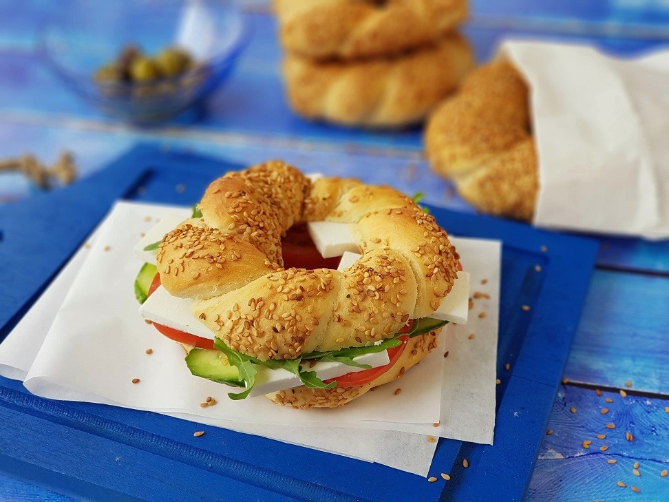 קולורי/פוליטיקו סימיטי - בייגלה עם בולגרית מעודנת, עגבניה ומלפפון