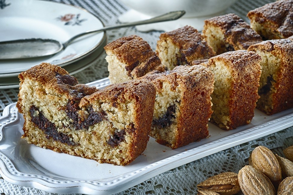 עוגת טחינה משובצת שוקולד