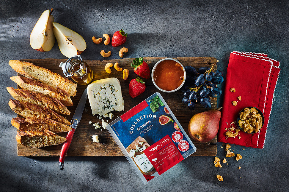 מגש רוקפור זוגי עם פירות, ריבה ואגוזים