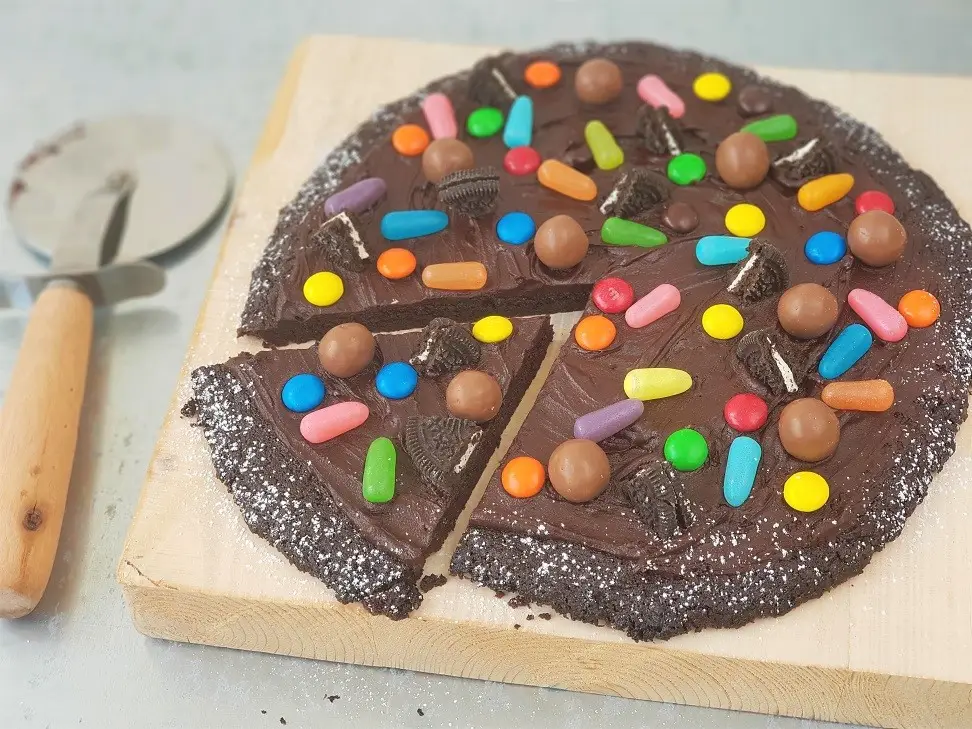 בראוניצה - בראוני-פיצה מתוק עם קרם שוקולד וסוכריות